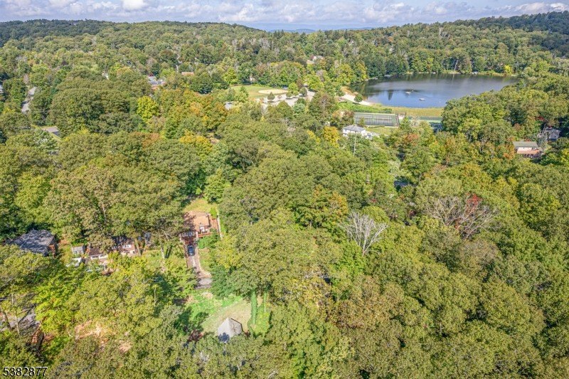 Contemporary Elegance with Stunning Lake Views. Welcome to this - photo 41