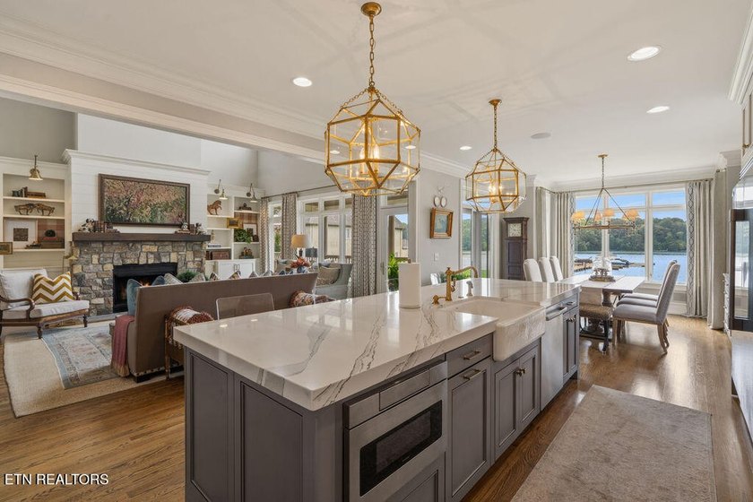 --LAKE LOUDON WATERFRONT LUXURY-- [Superb Updates / Astonishing - photo 18