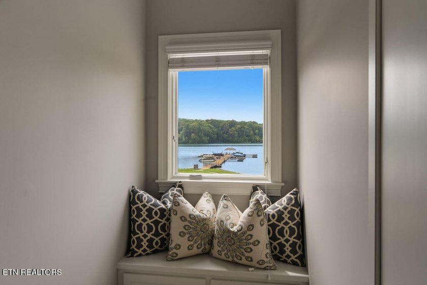 --LAKE LOUDON WATERFRONT LUXURY-- [Superb Updates / Astonishing - photo 34