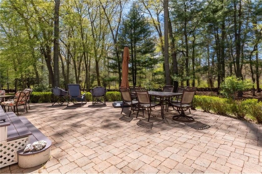 NATURE LOVERS RETREAT! Tucked away on a beautifully maintained - photo 37
