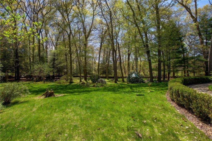 NATURE LOVERS RETREAT! Tucked away on a beautifully maintained - photo 40
