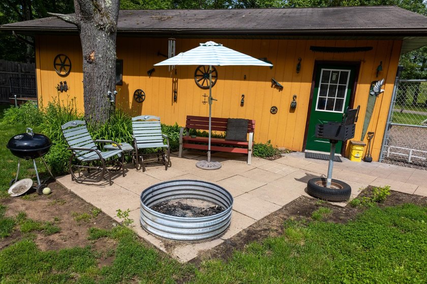 (208/JM) Enjoy Lake Living Without the Lake Price! This cozy - photo 19