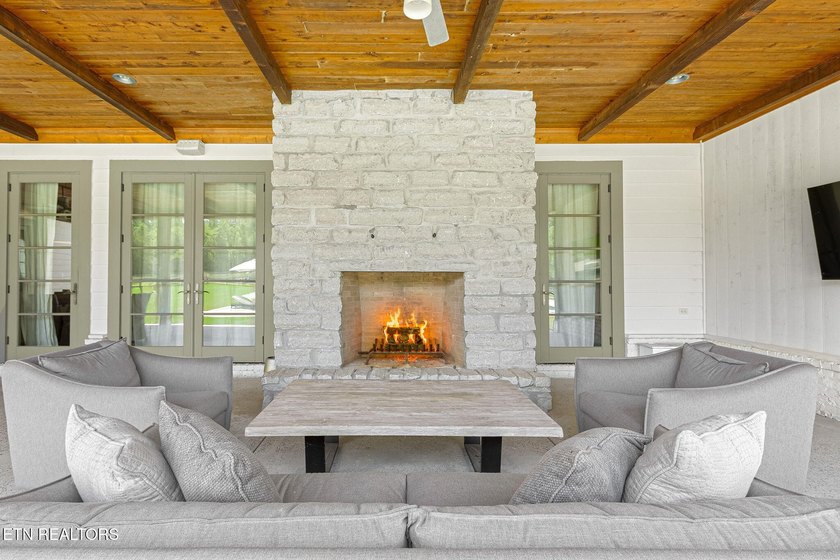 Welcome to a truly one-of-a-kind custom estate nestled on 17 - photo 12
