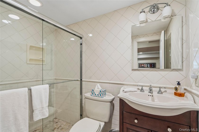 Welcome to Estates II Manhasset, an exquisitely updated Belaire - photo 14