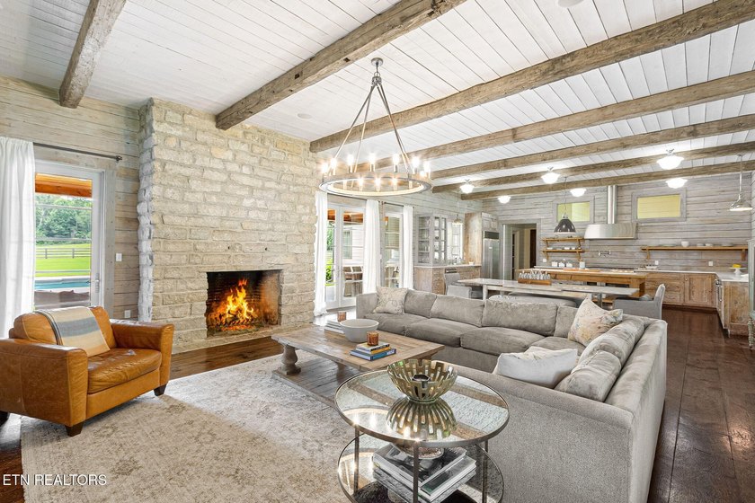 Welcome to a truly one-of-a-kind custom estate nestled on 17 - photo 15