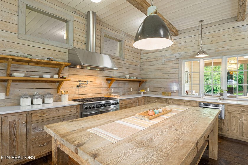 Welcome to a truly one-of-a-kind custom estate nestled on 17 - photo 20