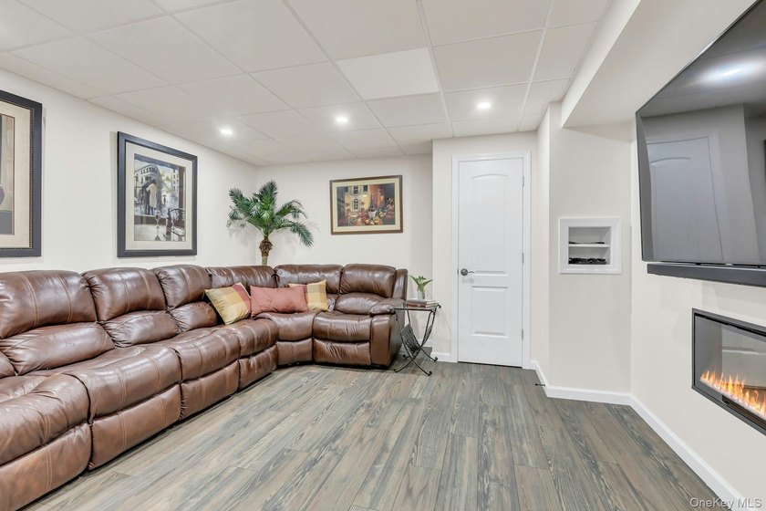 Welcome to effortless living in this beautifully maintained - photo 29