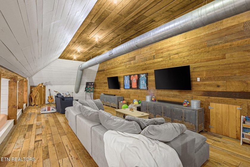Welcome to a truly one-of-a-kind custom estate nestled on 17 - photo 39