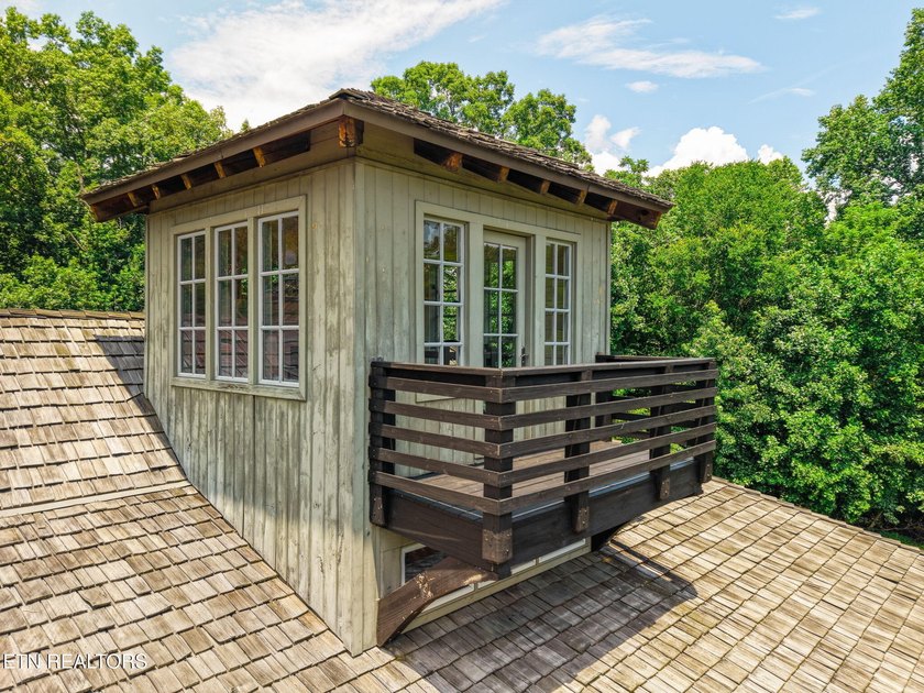 Welcome to a truly one-of-a-kind custom estate nestled on 17 - photo 46