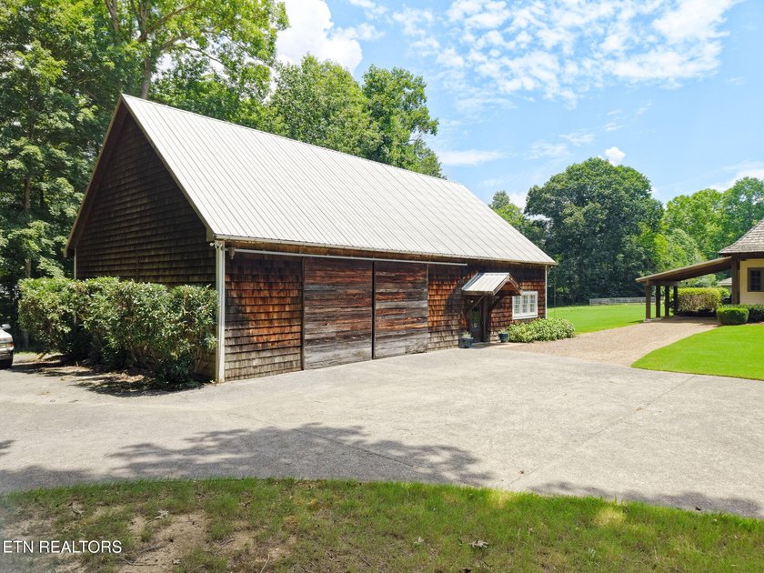 Welcome to a truly one-of-a-kind custom estate nestled on 17 - photo 48