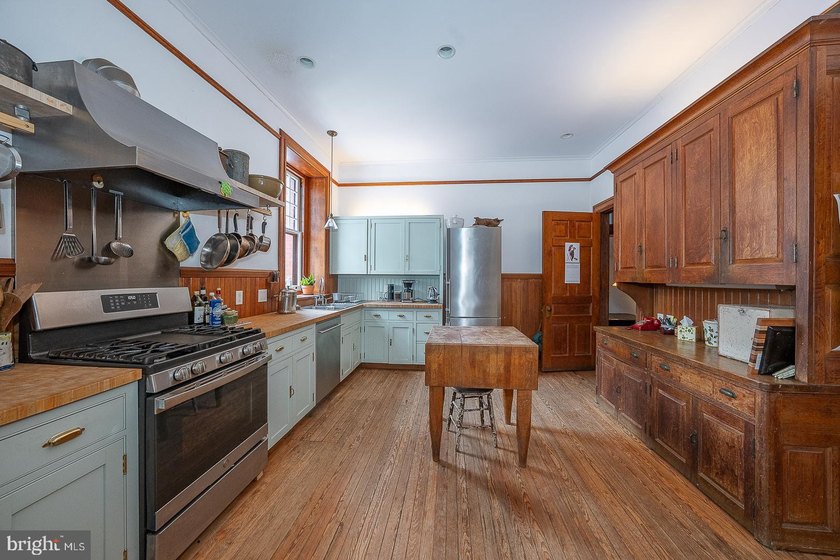 Approximately 4,630 square feet, five bedrooms, three and a half - photo 32
