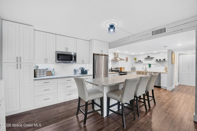 Beautifully reimagined 1st-floor condo offering the perfect - photo 8