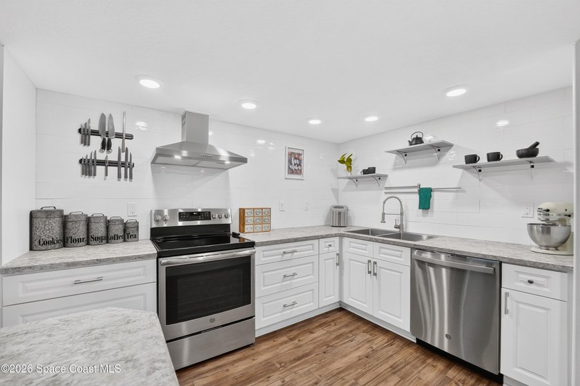 Beautifully reimagined 1st-floor condo offering the perfect - photo 9