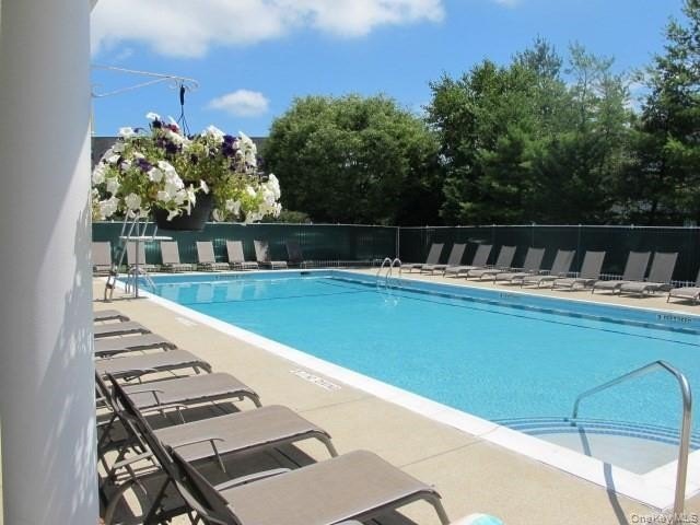 Welcome to this beautifully renovated Beechwood model in Oak - photo 18