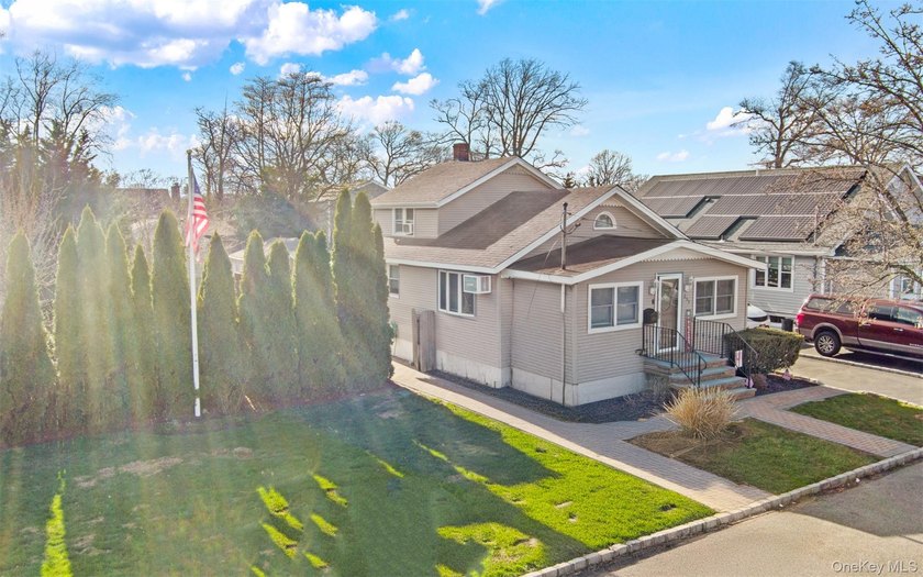 Welcome to this well maintained 3 bedroom home ideally located - photo 2