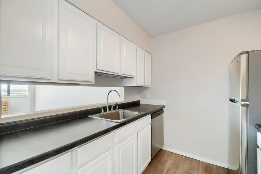 Stunning 17th-floor condo with incredible city views in the - photo 9