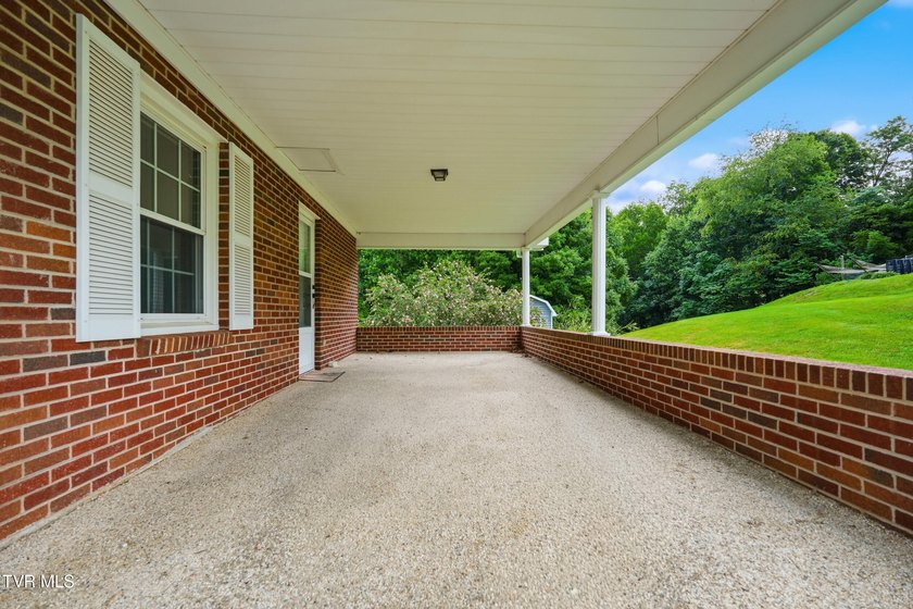 Welcome home to this beautiful 4-bedroom, 2-bathroom property - photo 31