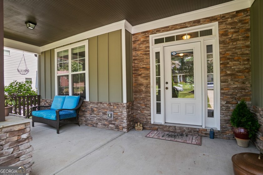 Amazing home in prime location!! Two story, traditional home - photo 5