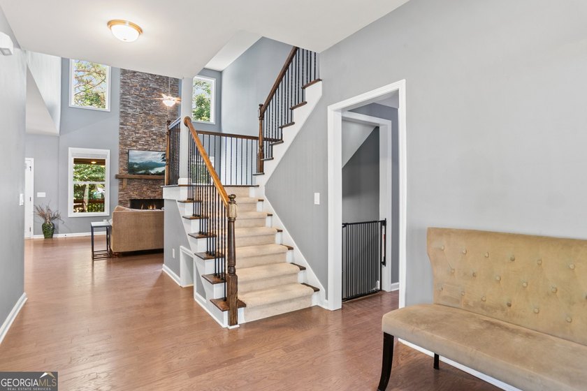 Amazing home in prime location!! Two story, traditional home - photo 10