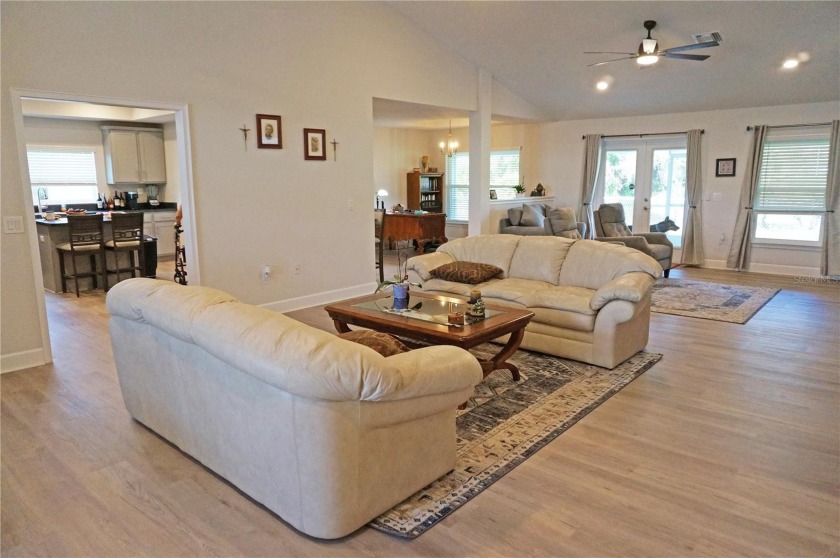 Spacious and impressive 4 Bedroom, 3 Bathroom home with attached - photo 9