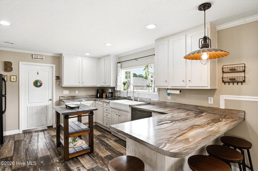 Welcome to 176 Zonnie Lane in Hampstead! Situated on a spacious - photo 8