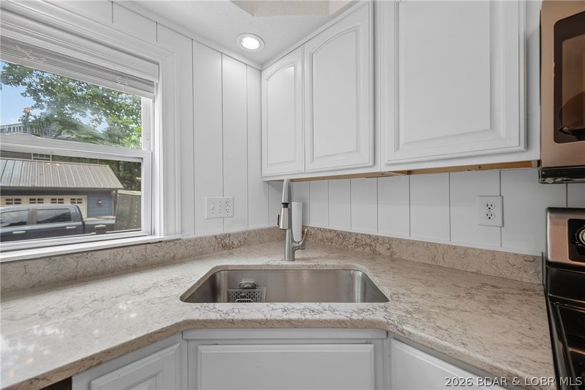 Beautifully updated lakefront home with a private dock, workshop - photo 12