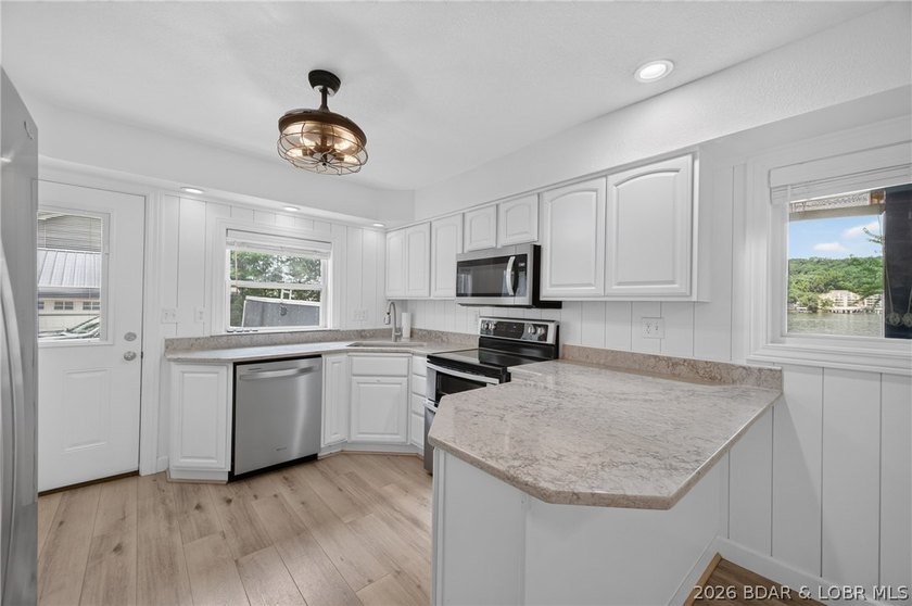 Beautifully updated lakefront home with a private dock, workshop - photo 13