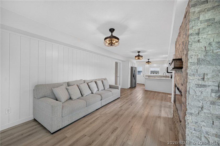 Beautifully updated lakefront home with a private dock, workshop - photo 19