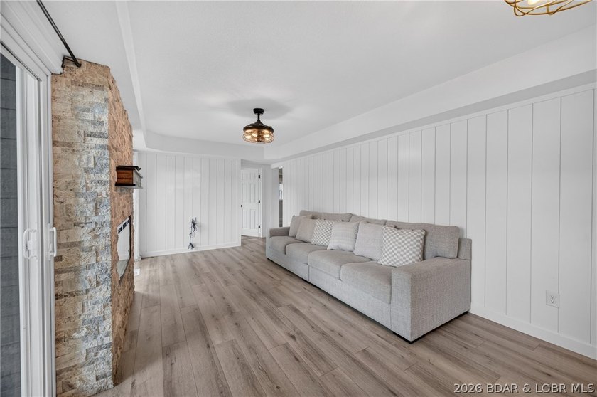 Beautifully updated lakefront home with a private dock, workshop - photo 20