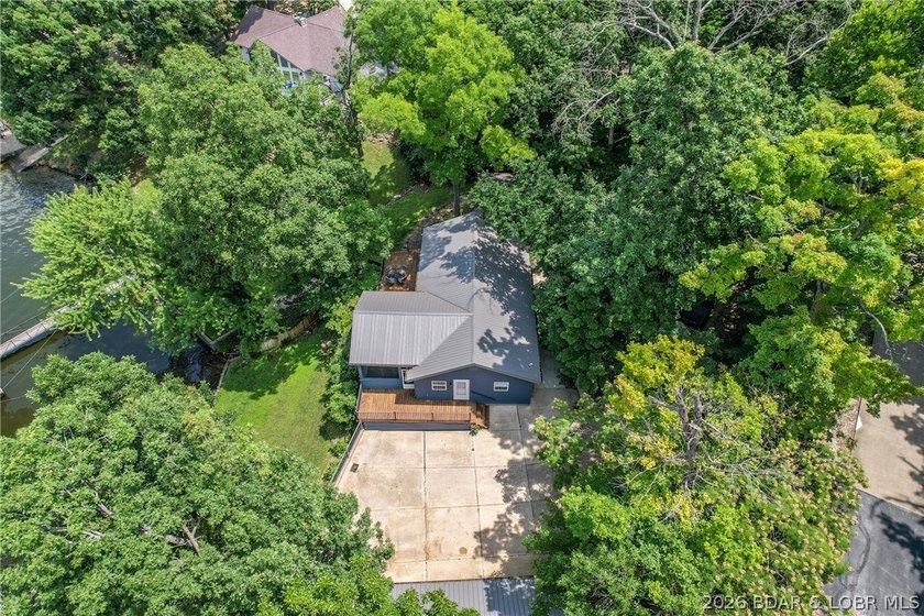 Beautifully updated lakefront home with a private dock, workshop - photo 23