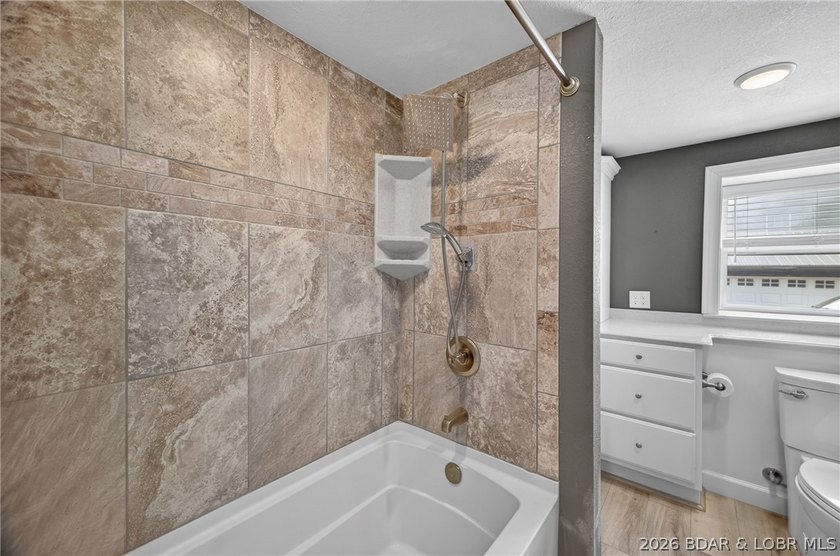 Beautifully updated lakefront home with a private dock, workshop - photo 26