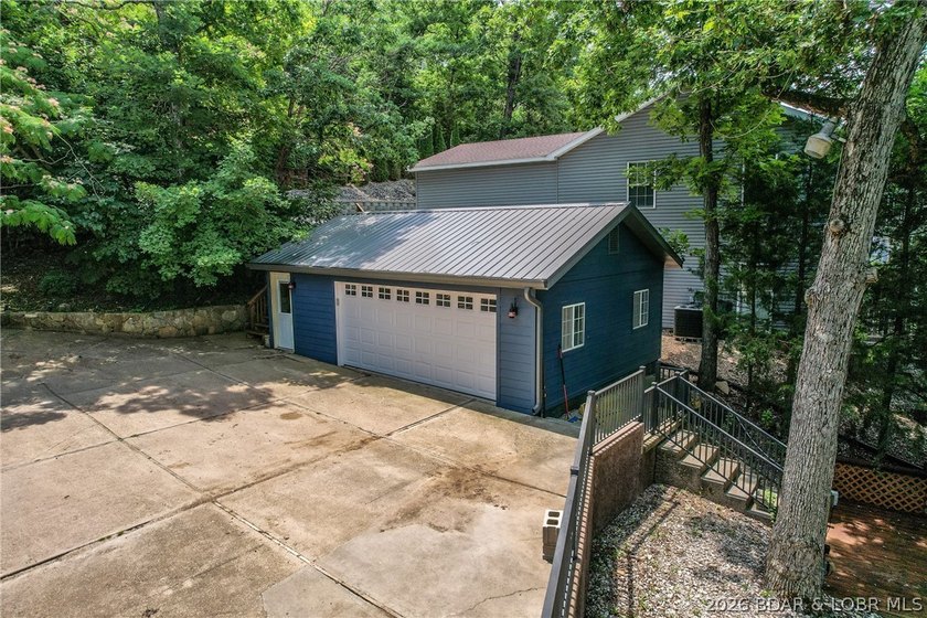 Beautifully updated lakefront home with a private dock, workshop - photo 30