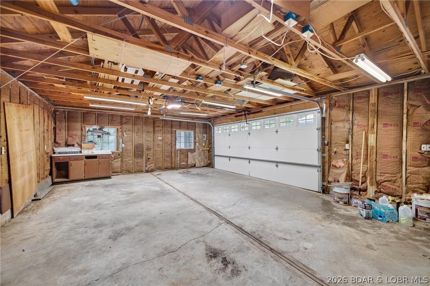Beautifully updated lakefront home with a private dock, workshop - photo 31