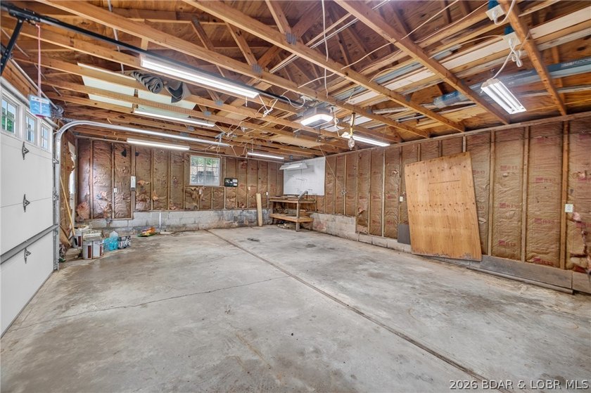 Beautifully updated lakefront home with a private dock, workshop - photo 32