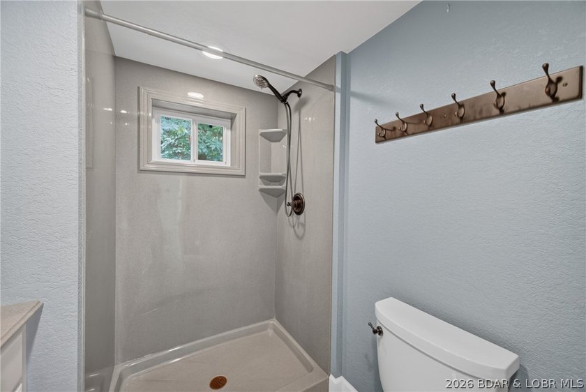 Beautifully updated lakefront home with a private dock, workshop - photo 38