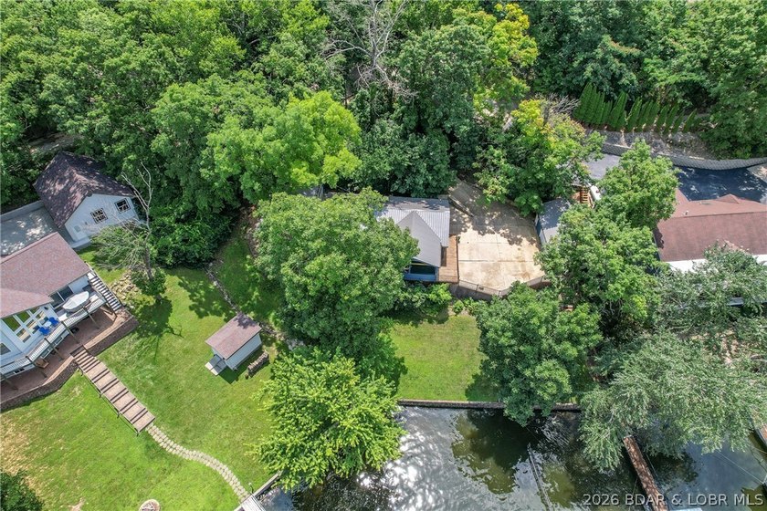 Beautifully updated lakefront home with a private dock, workshop - photo 40