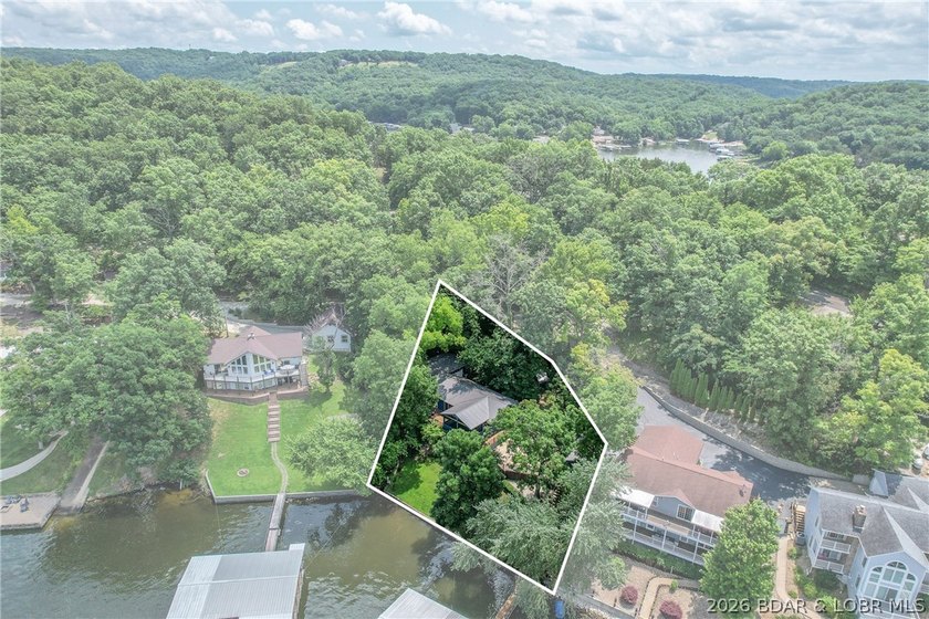 Beautifully updated lakefront home with a private dock, workshop - photo 43