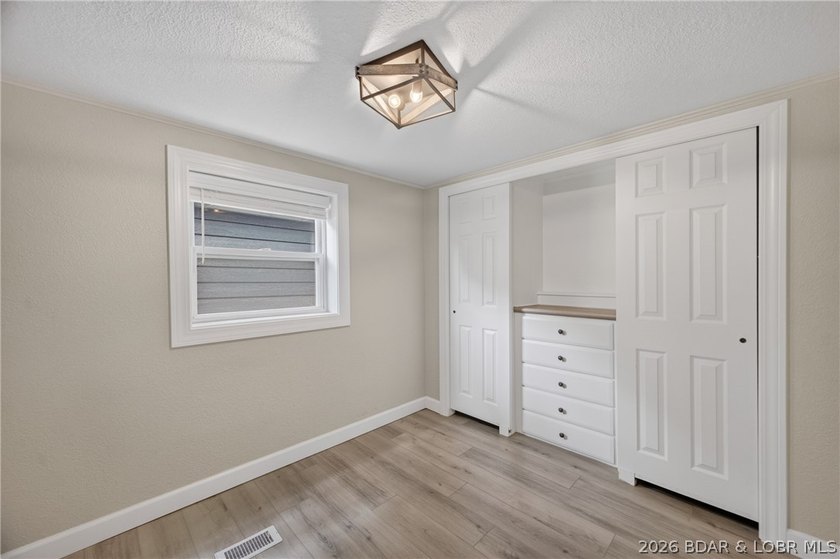 Beautifully updated lakefront home with a private dock, workshop - photo 44