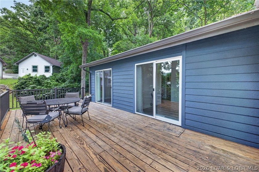 Beautifully updated lakefront home with a private dock, workshop - photo 45