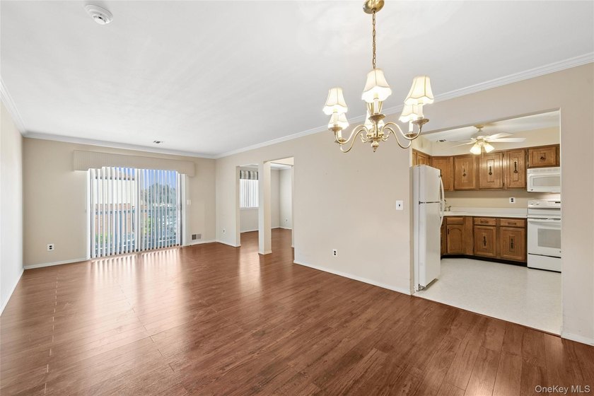 UPPER CHESHIRE UNIT. OPEN FLOOR PLAN. EAT-IN KITCHEN - photo 7