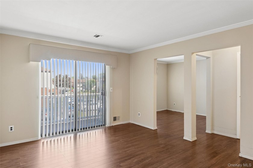 UPPER CHESHIRE UNIT. OPEN FLOOR PLAN. EAT-IN KITCHEN - photo 9