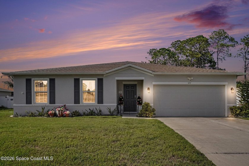 Beautifully maintained 2020-built home loaded with upgrades! - photo 2