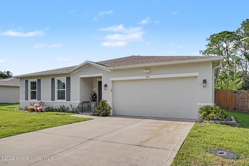 Beautifully maintained 2020-built home loaded with upgrades! - photo 3