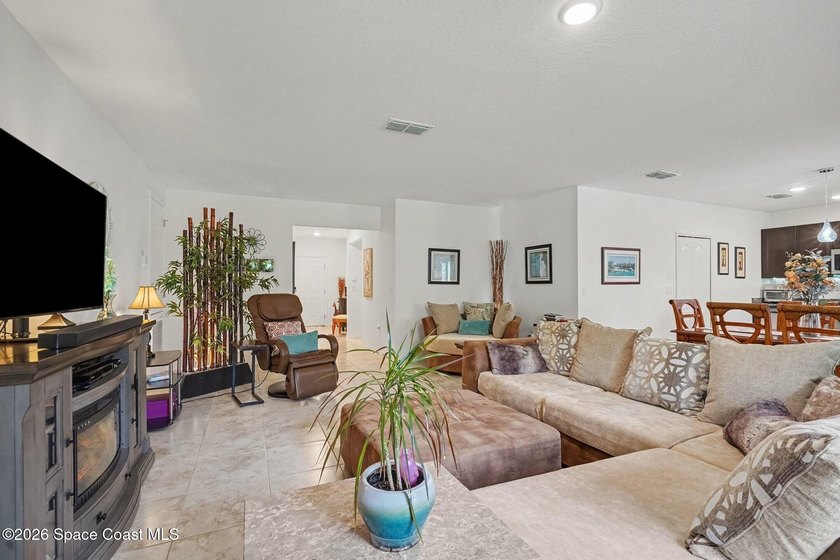 Beautifully maintained 2020-built home loaded with upgrades! - photo 8