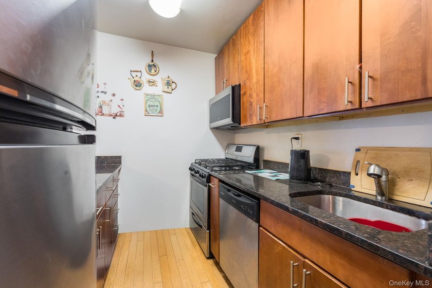 Welcome to this comfortable and conveniently located residence - photo 11