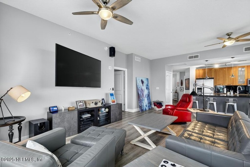 Luxury Riverfront Condominium with Stunning Views &amp; High-End - photo 11
