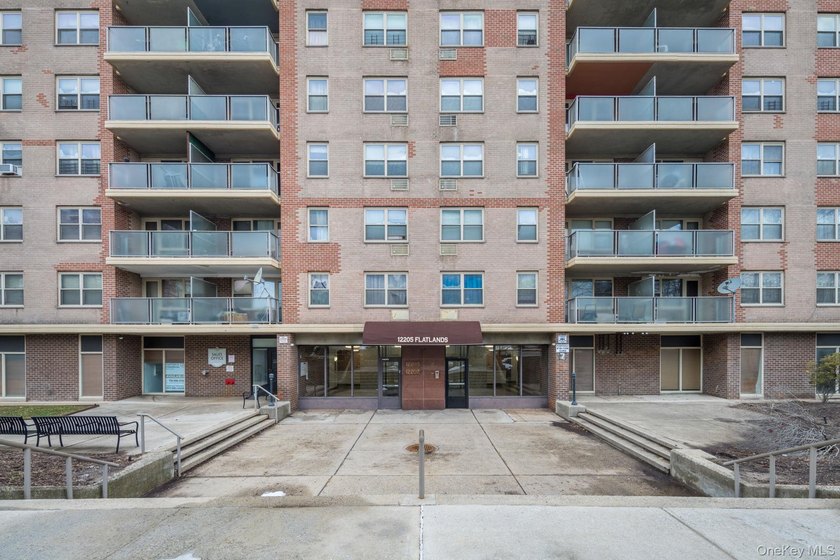 Welcome to this comfortable and conveniently located residence - photo 17