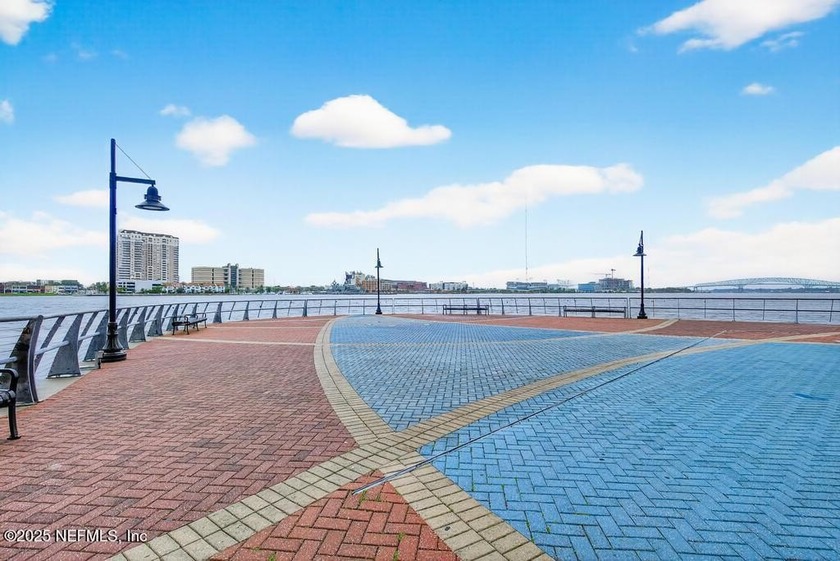 Luxury Riverfront Condominium with Stunning Views &amp; High-End - photo 29