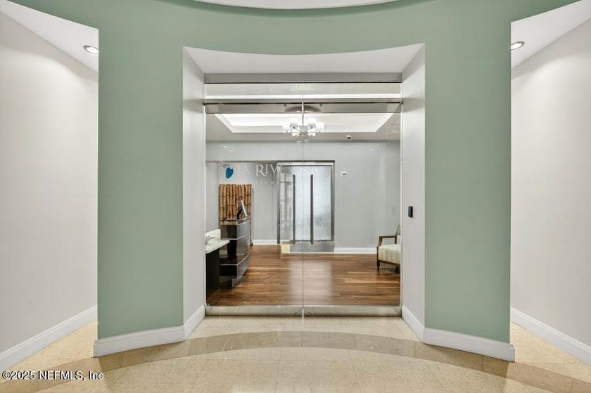 Luxury Riverfront Condominium with Stunning Views &amp; High-End - photo 46