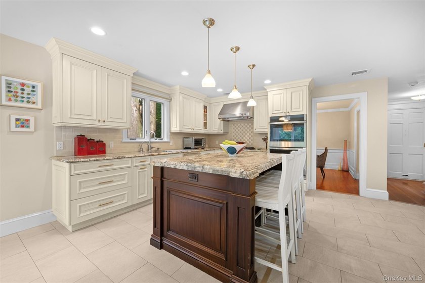 Wonderful Center Hall Colonial Located In The Desirable - photo 12
